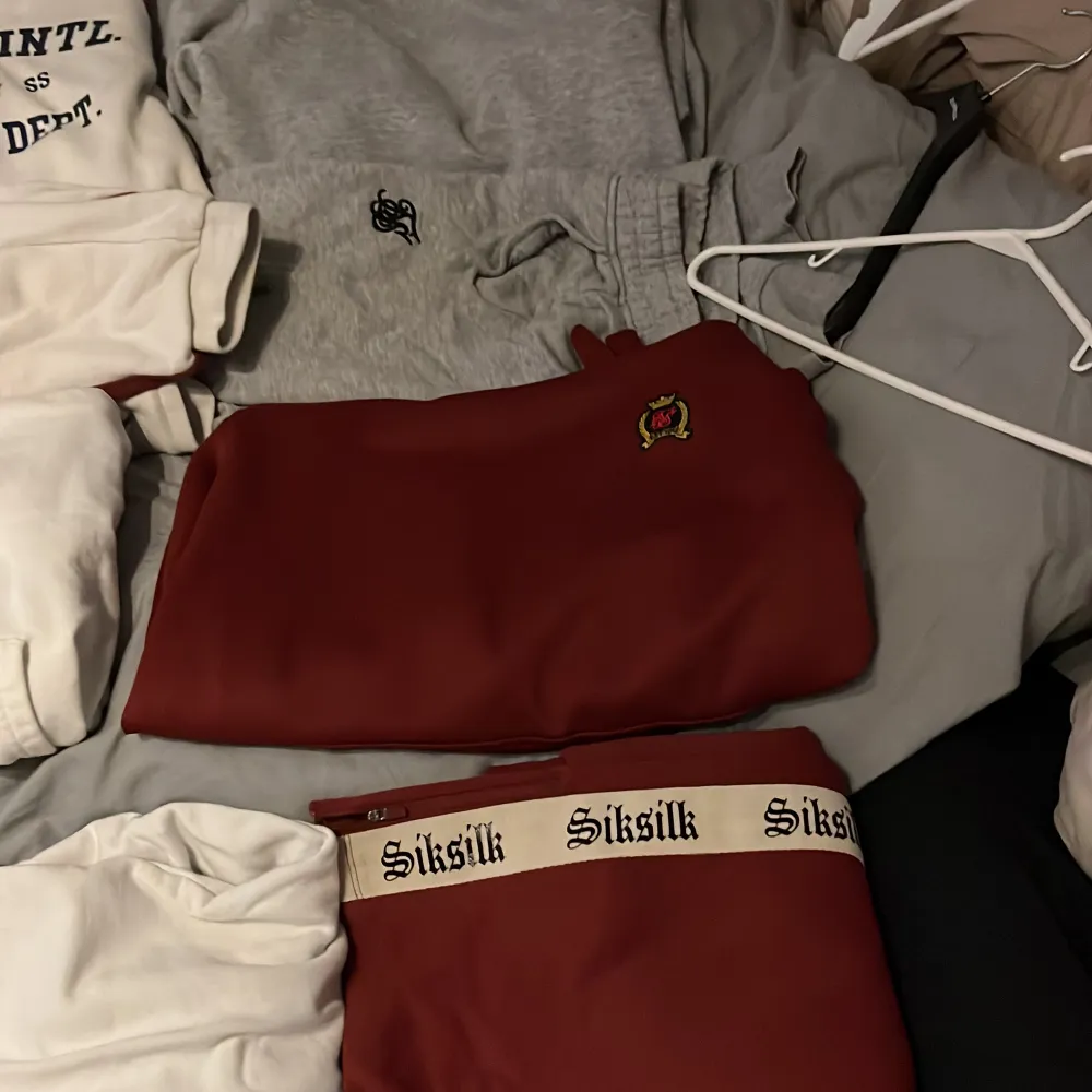 Tja säljer lite siksilk mjukis kläder. Kan sälja bara byxor men inte bara tröjor. En hel dress kostar runt ny 1000 lappen och jag tänker mig 750-800 kr för ett helt sett eller 500 för en tröja. Diskuterar pris om ni vill köpa en eller alla. Mvh Malte. Hoodies.