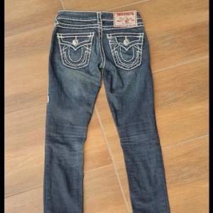 Säljer nu ett par skit snygga true religion jeans! Dem är lågmidjade och har snygga detaljer! Hör av er vid frågor!💗