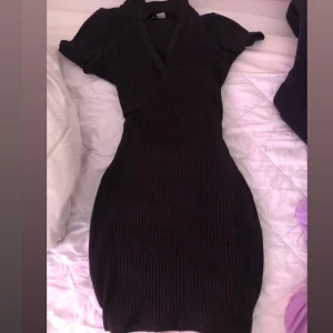 Klänning  - Jättefin klänning från H&M, aldrig använt säljer på grund av att jag inte tar på mig klänningar längre. 