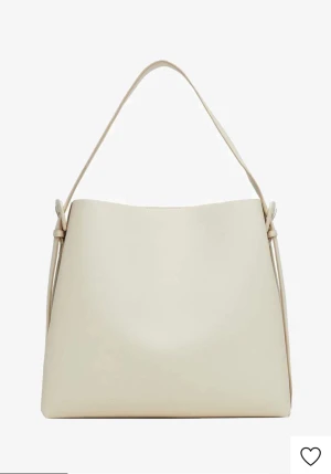 Mango - Lucia väska - Populär och ständigt slutsålda Lucia-väskan från Mango. Rymlig och perfekt att använda som skolväska, jättefin off-white färg och stor ficka i mitten💓 i superskick