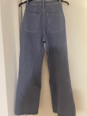 Jeans från MNG Denim - Jeansen är använda Max 5 gånger och är i ny skick eftersom dom har blivit för små för mig. Dom är i storlek 34 och i färgen ljus lila/blå. Ett par nya kostar runt 500kr och säljer mina för ca 150kr😊 va inte blyga med att fråga eller Föreslå ett pris😁