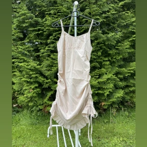 Klänning  - Sommarklänning har jag aldrig använt. Jag är 151 cm och 60 kg. Storlek är XL. Rekommendera för du som är storlek L och M.