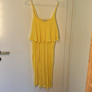 Gul sommarklänning! - Oanvänd klänning i mjukt skönt material, stl XS 100% viskos