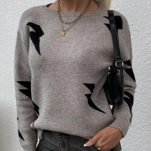 Blixt Tröja - Använd få gånger men har inga defekter, säljer för 100kr o köptes för 229kr. Ser ut o va helt ny!!💘🙏🏼KP för fler bilder och priset kan diskuteras 💕