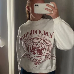 College tröja - College tröja från bershka. Använd fåtal gånger.