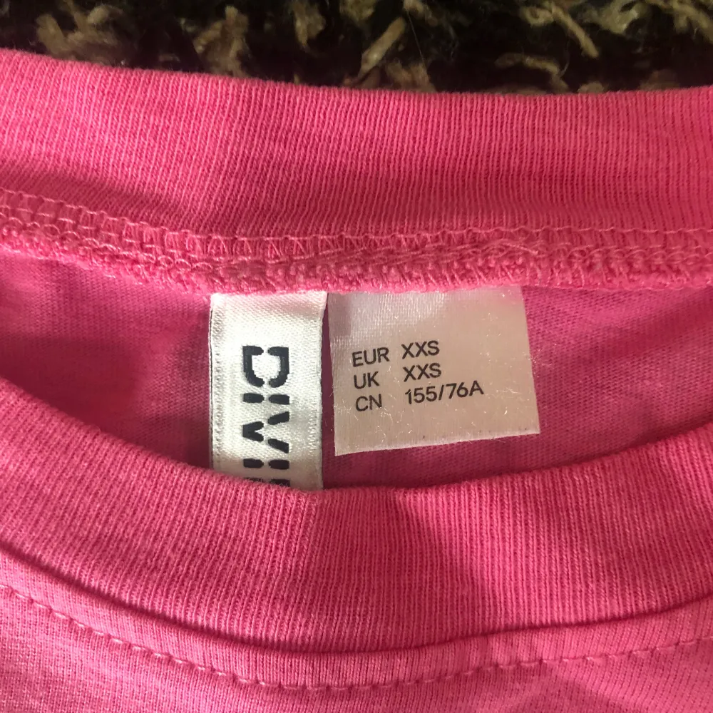 Säljer en fin rosa croppad T-shirt från h&m. Säljer för den e liten och inte kommit till användning, storlek xxs. 🩷🩷. T-shirts.