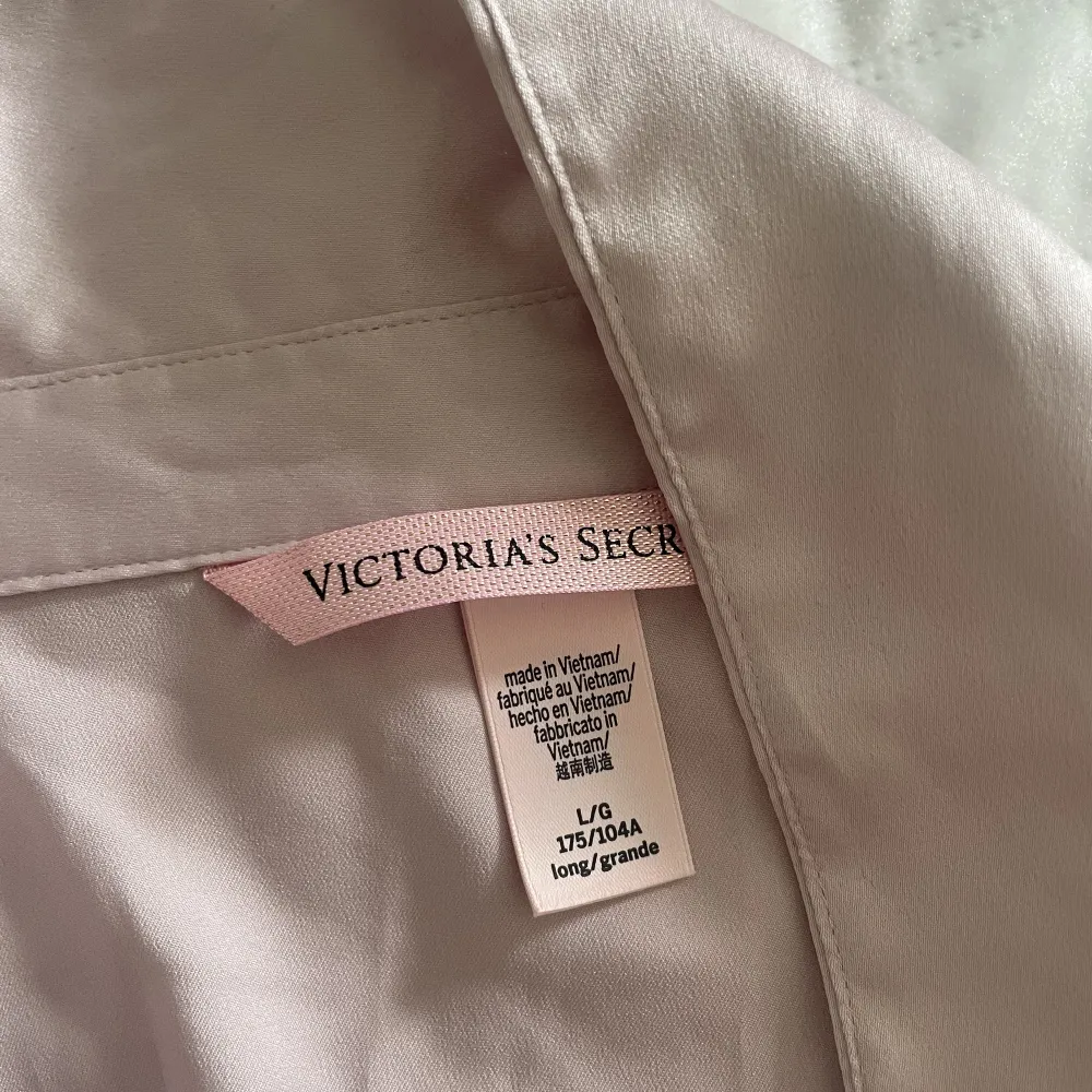 Pyjamas i satin från Victoria Secret är i nysick, ordinarie pris 1100kr säljer för 600 då den är för stor för mig. Långärmad modell. Storlek L. . Skjortor.