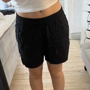 Mjuka svarta shorts med en ficka baktill. Som nya!🫶