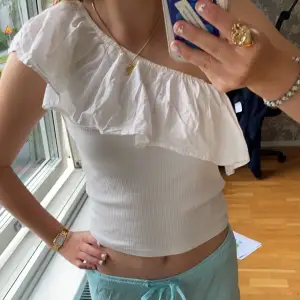 Säljer denna superfina one shoulder topp från zaras barnavdelning. Sitter som en xs.🥰