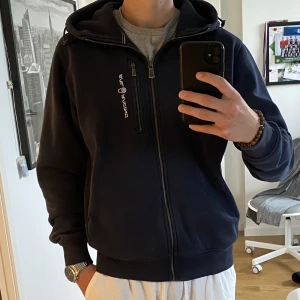 Sail racing zip - Jag säljer nu min Sail racing tröja som är helt oanvänd. Riktigt skönt material och inte tvättad en endsta gång. Skick: 10/10 Nypris: 1500 kr 