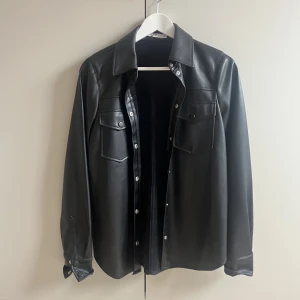 Skinnjacka (imitation  - Säljer denna skinnjackan från NAKD som jag använt ca 1 gång. Det vill säga att den är i nyskick! Jackan är i storlek 32 och jag skulle säga att den passar båda xs och s😊  Nypris: 599kr Mitt pris: 199kr  Kan mötas upp i Göteborg, annars 19kr❤️