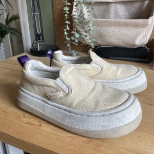 Eytys Venice Canvas - Mina favoritsneakers! Säljer dessa då de tyvärr är lite förstöra för mig 😫 (har stl. 36/37). De är aningens smutsiga, men inget som inte går att tvätta bort! 