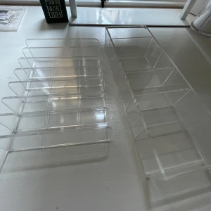 Förvaringslådor - Det är på förvaringslådor som man kan ha lite allt möjligt i! Jag har haft smink i dem och som ni ser så kan man justera bredden på facken i den avlånga, så man får plats med bredare saker. Hör av er om ni har några frågor och är intresserade av att köpa💕