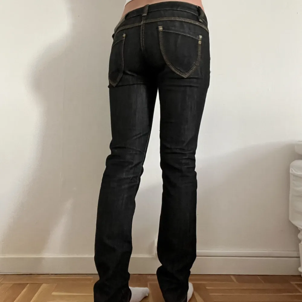 Säljer dessa jätte snygga lågmidjade straight jeans med guld gulddetaljer. Innerbenslängden är: 79cm. Skriv om du har frågor eller vill ha mer bilder💓 . Jeans & Byxor.