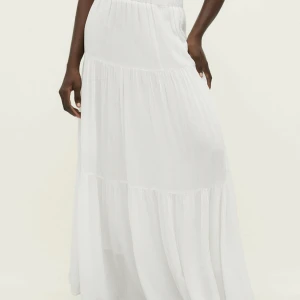 Vit lång kjol  - Säljer denna super söta vita långkjol! Inte andvänt så mycket pga för kort på mig.  Nypris - 299kr!