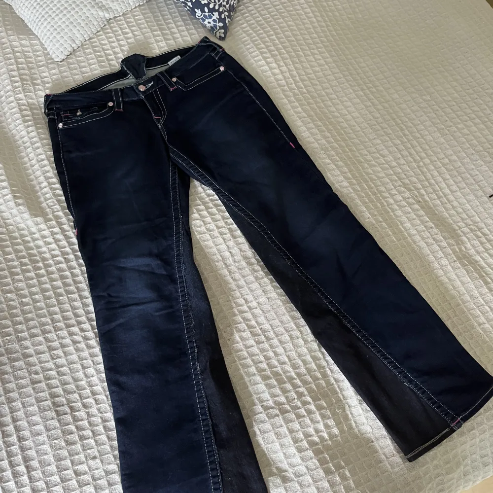Skit snygga true religion jeans med rosa detaljer. Storlek 28/32, har dock sytt ut dom pyttelite i midjan och även sytt dom bootcut, innan var dom skinny. Ser inte konstigt ut när man har på sig dom.❗️Om man budar MÅSTE man vara säker på att man kan köpa❗️. Jeans & Byxor.