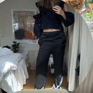 Satinbyxor - Sjukt najs svarta satinbyxor i nyskick!!🫶💕💕