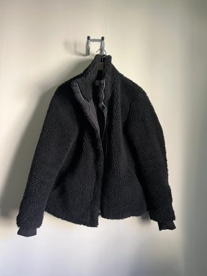Pile jacka  - En varm svart pile jacka från hm, i gott skick men använd  Köpt för 399kr