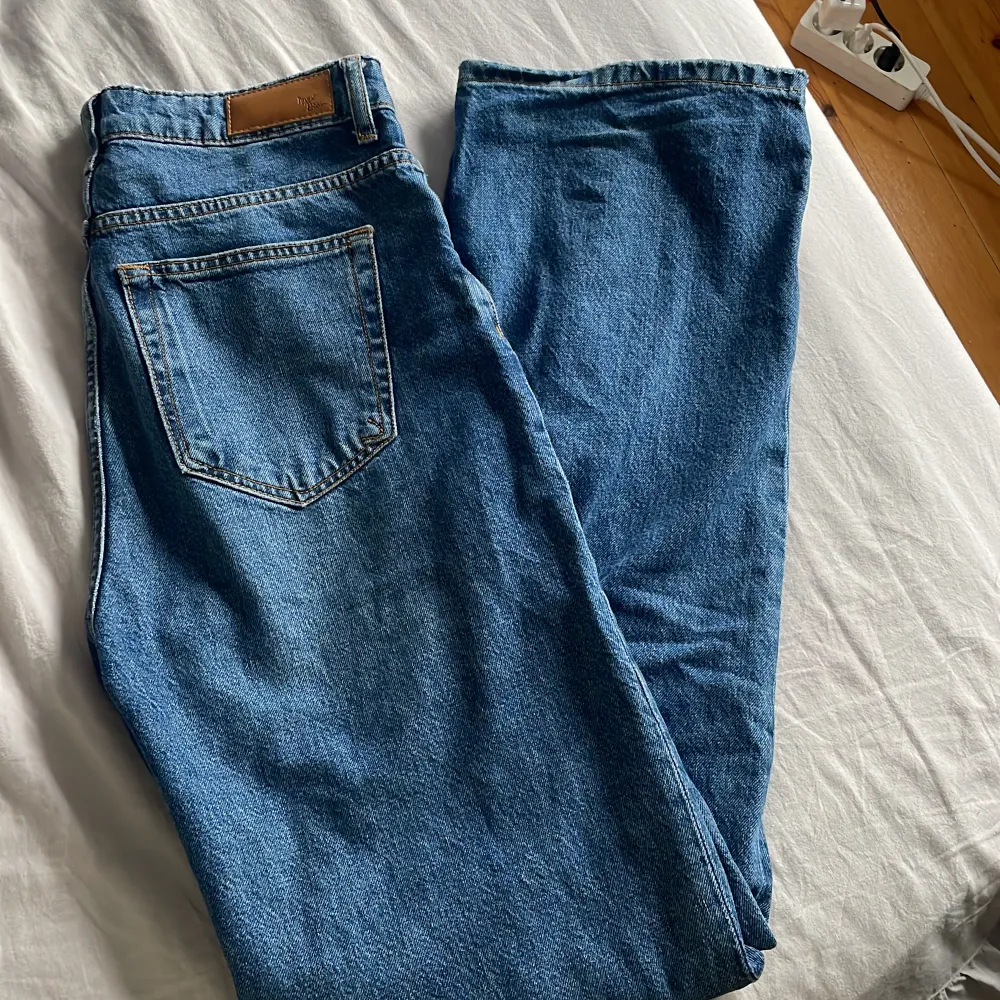 Mörkblå jeans från bikbok. Jeans & Byxor.