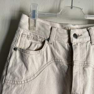 Snygga vit/beiga jeans med sömmar runt benen. Säljer då dom tyvärr inte kommer till användning 