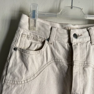 Snygga jeans - Snygga vit/beiga jeans med sömmar runt benen. Säljer då dom tyvärr inte kommer till användning 
