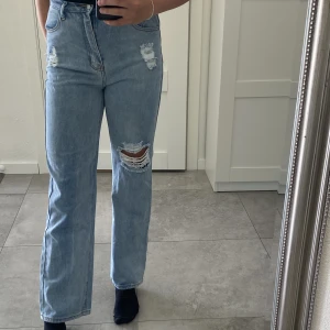 Jeans  - Säljer ett par Jeans ifrån SHEIN. Har Max använt dem 2 gånger och är i fint skick. Köpte för 300 kr. Säljer för 200. Säljer pga inte passar längre. Kontakta mig om du har frågor!💕För referens är jag 170 lång. 