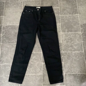 Svarta mom jeans  - Helt oanvända mom jeans från Gina 