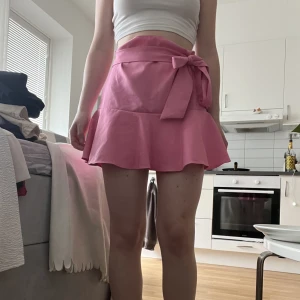 Kjol använd en gång  - Från zara. Iprincip nyskick. Inbyggda shorts, dragkedja och ”bälte”