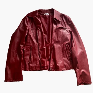 Röd skinnjacka  - Vinröd skinnjacka i väldigt bra skick💗