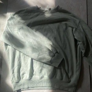 Sweatshirt - Jättefin och skön tjocktröja från HM! I tjusgrön färg!  Kolla mina likade bilder för info om policy och frakt!