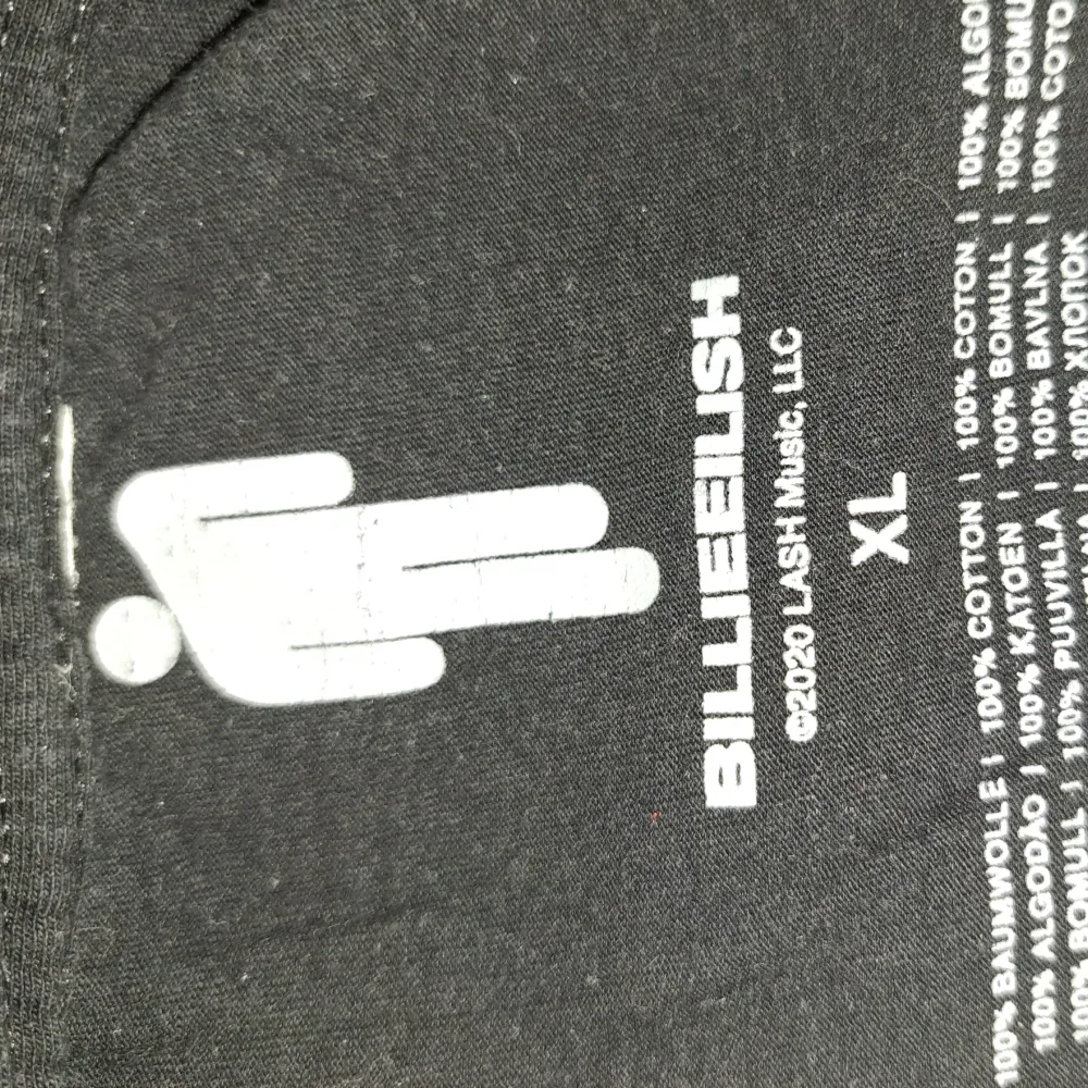 Äkta Billie Eilish t-shirt. Köpte t-shirten för ca ett år sedan på EMP-shop men tröjan har inte kommit till användning och är därför i nyskick. Tröjan kostar 349kr ny. . T-shirts.