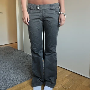 Gröna jeans - Jättesnygga mörkgröna jeans i fint skick!