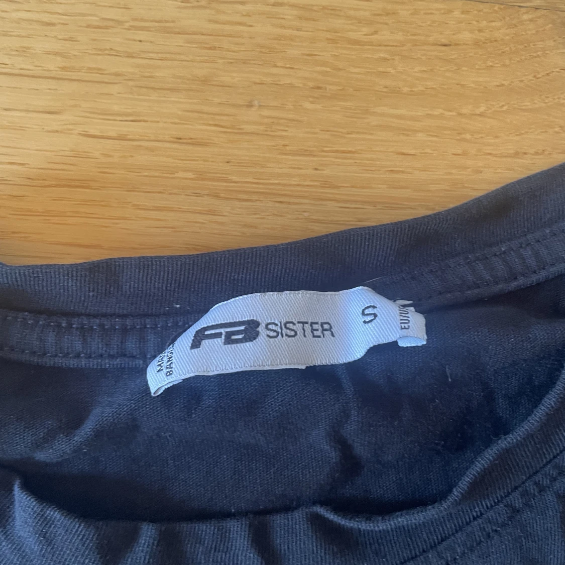 Svart T-shirt med tryck  - 91