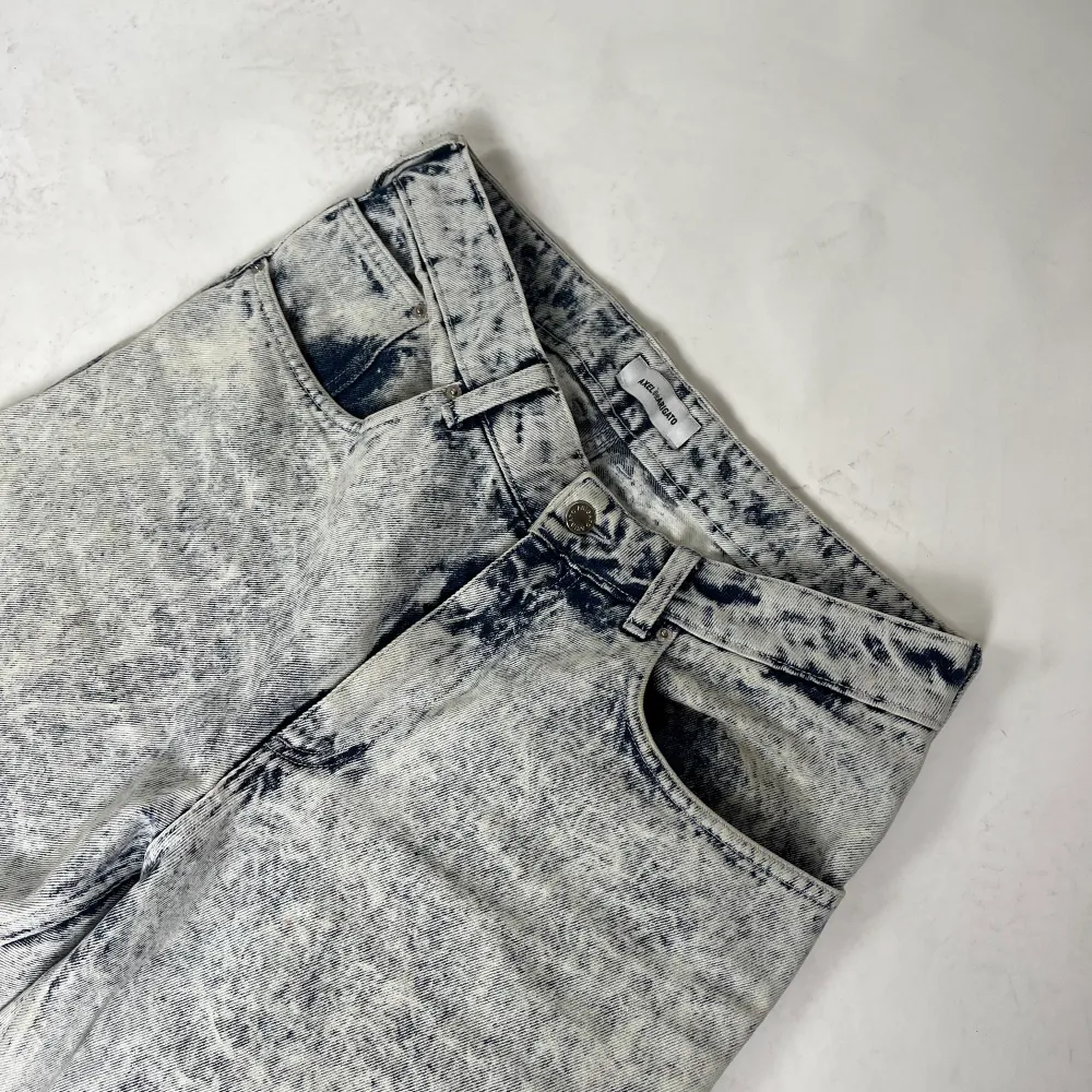 Washed jeans från Axel Arigato. Sparsamt använda i fint skick! Passar en storlek M, beroende på önskad fit.. Jeans & Byxor.