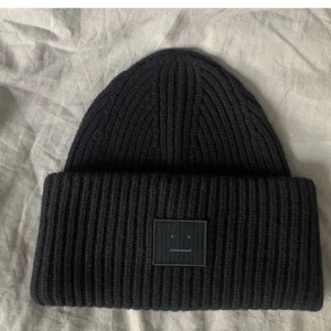 ACNE MÖSSA - Säljer min acne mössa, jättebra skick. Skriv för mer bilder🫶🏼🫶🏼