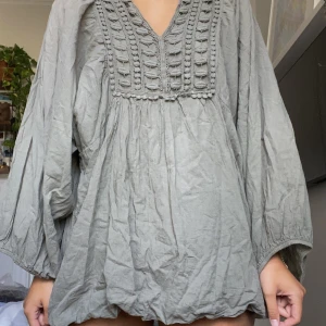 Långärmad klänning - Långärmad sommarklänning i en grön/grå färg!! 