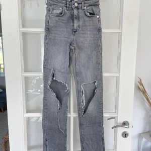 Zara jeans - Supersnygga jeans från zara med slittning nere vid foten. Hålen har gått upp lite och därför säljs de billigare. Utöver detta är byxorna i jättebra skick.