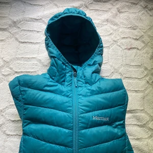 Jackor / kostym klänning  - Kostym klänning- 150kr (aldrig använd) Turkos jacka ifrån marmot- 300kr  Jens jacka ifrån vero Moda- 125kr 