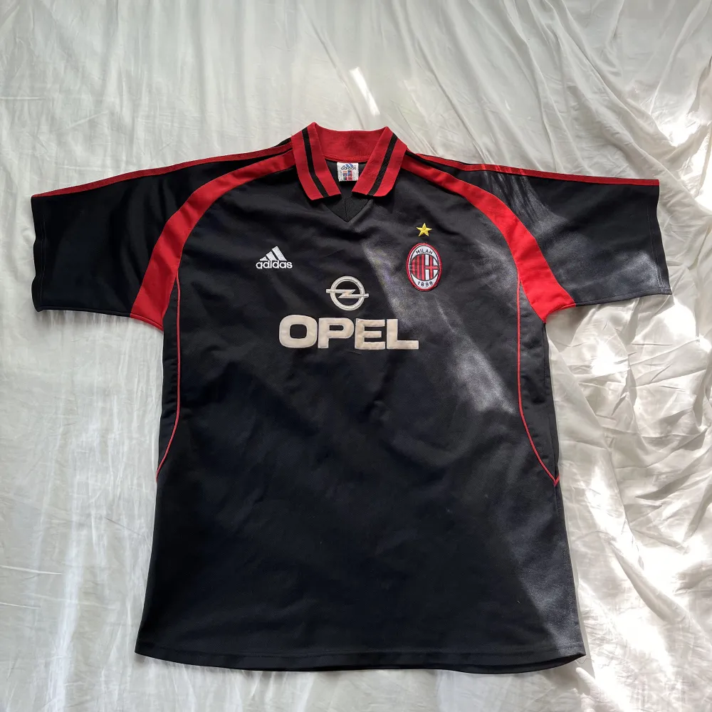 Third kit från säsongen 2000/01 från AC Milan. Har aldrig sett denna uppe på någon sajt, så antar att den är ganska så sällsynt. Den är köpt vintage så den har lite slitage (se bild 3). På lappen står det XL, men skulle snarare säga L. Kom med prisförslag. T-shirts.