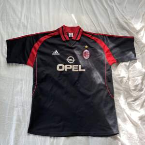 Third kit från säsongen 2000/01 från AC Milan. Har aldrig sett denna uppe på någon sajt, så antar att den är ganska så sällsynt. Den är köpt vintage så den har lite slitage (se bild 3). På lappen står det XL, men skulle snarare säga L. Kom med prisförslag