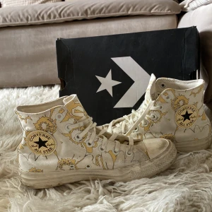 Converse limeted edition  - Säljer dessa vit gula converse köpta på converse butiken dem är bara smutsiga. Men går att tvätta älskar drm men har blivit små😘😘😘💛