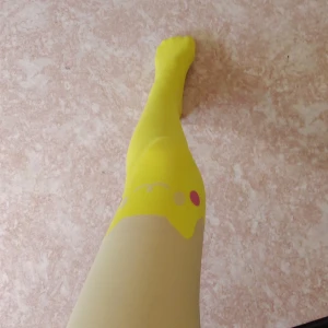 Pickachu strumpor - Pickachu strumpor aldrig använda. Elastiska så dom kan stretchas ut om det behövs. Pickachu på framsidan och sedan hans svans på backsidan. Det beige längst upp är lite genomskinlig och anpassat att matcha hudfärgen Det gula är dock inte lika genomskinlig