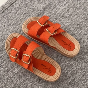 Tofflor - Aldrig använda pga för liten storlek Köpta för 599 kr