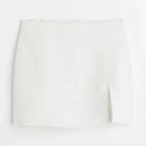 Vit linne kjol - Säljer denna vita linne kjol från hm helt oandvänd i storlek 38 men skulle säga att den är mer som en 36 då den var väldigt tajt, skriv för egna bilder 