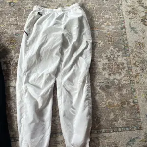 Säljer mina Lacoste sport byxor på grund av att jag köpte för liten storlek storleken är s men den är liten i storleken. Den är rätt så ny använd 10 gånger ungefär 