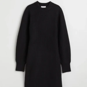 Ribbstickad klänning  - Rinbstick klänning från H&M, köpt för ett tag sedan men knappt använd. Så ser ut som ny. Den är perfekt att ha på höst/vinter då den är rätt varm! Köpt för 399kr. Pris går att diskutera 