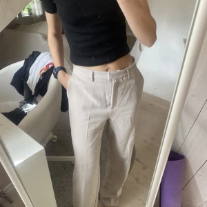 Beiga kostymbyxor  - Beiga kostymbyxor med pressveck 