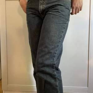 Midwaist Jeans jag köpte secondhand på blågrå Beyond retro men vilket märke de är ifrån syns på sista bilden 💓Storlek 29/34
