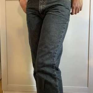 Jeans - Midwaist Jeans jag köpte secondhand på blågrå Beyond retro men vilket märke de är ifrån syns på sista bilden 💓Storlek 29/34