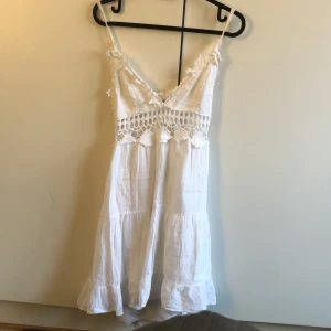 Klänning  - Jättefin klänning som är använd 5 gånger o verkligen en favorit så den är liten för mig 